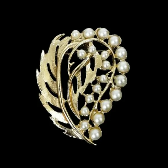 Vintage faux pearl Goldtone womens pin Jewelry - Picture 2 of 7